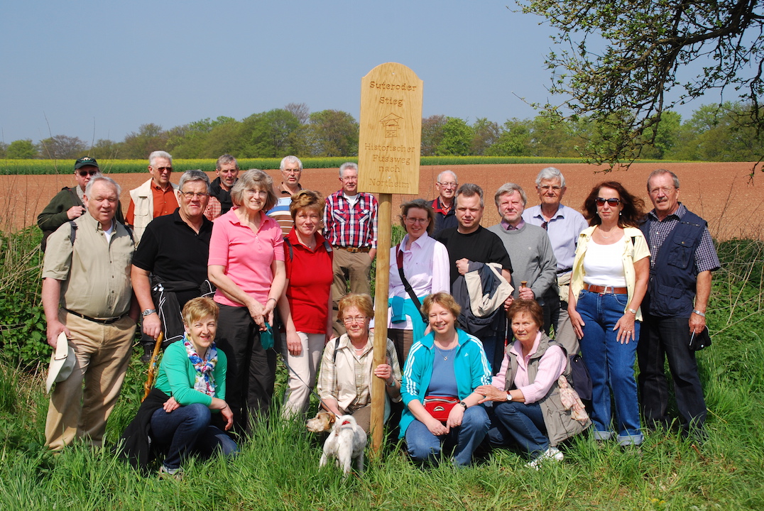 Mitglieder des Dorfvereins bei der Einweihung des Stiegs
